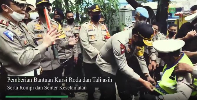 Kisah Ahmad Junaedi, pria difabel sukarela atur lalu lintas
