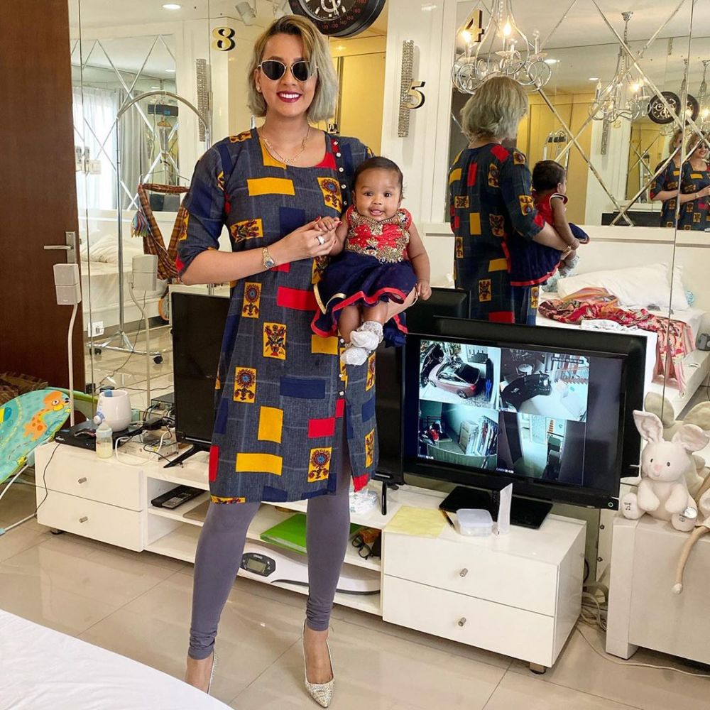 7 Momen kompak Kimmy Jayanti dan baby Kira, gayanya stylish abis