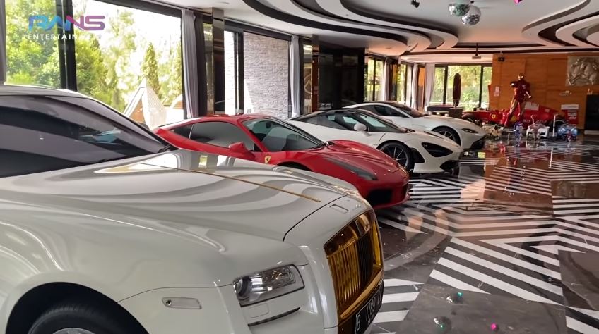 8 Potret garasi Fransen Susanto, bak showroom mobil