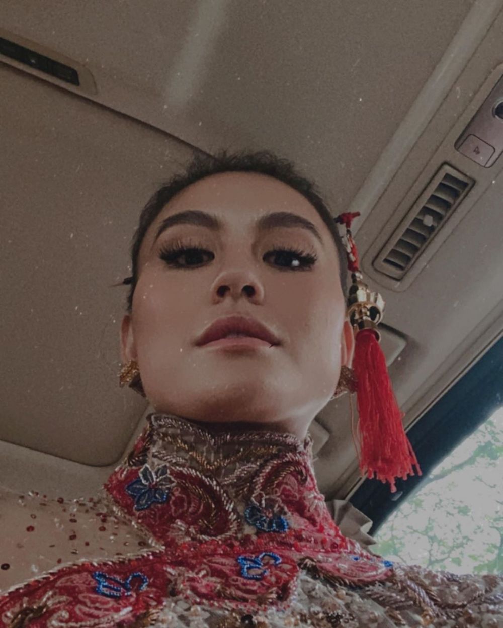 Pakai kebaya di acara keluarga, 7 gaya Agnez Mo jadi sorotan