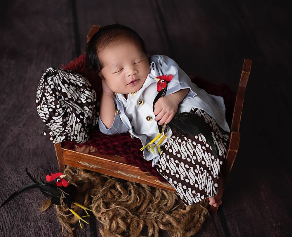 6 Potret new born anak Arief Muhammad, gemas dengan berbagai tema