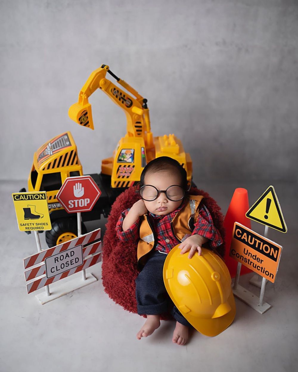 6 Potret new born anak Arief Muhammad, gemas dengan berbagai tema