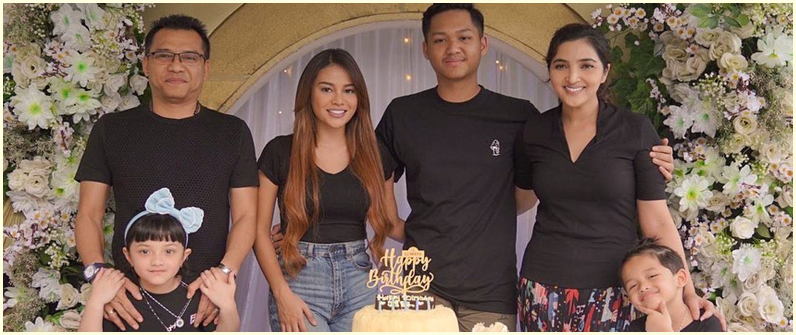 11 Potret pesta ulang tahun Azriel Hermansyah ke-20, tak dihadiri KD