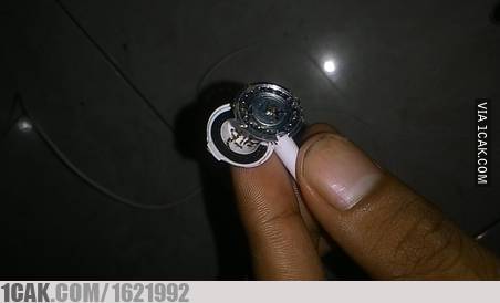 8 Bentuk earphone nyeleneh ini bikin mikir dua kali buat memakainya