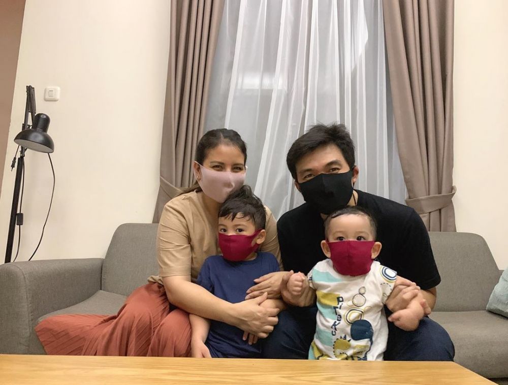 Potret anak 8 seleb pakai masker saat pandemi, ada baru usia 5 bulan