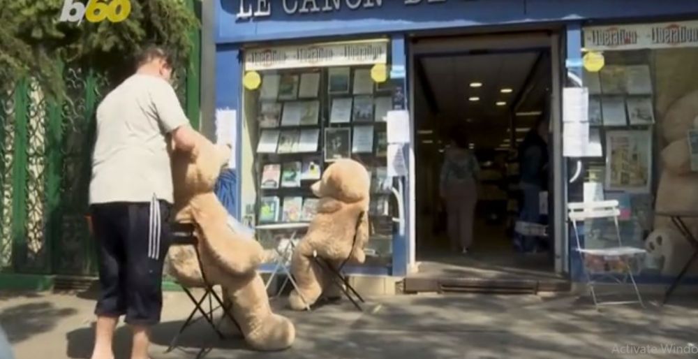 7 Potret teddy bear di tempat umum ini ingatkan kamu buat jaga jarak