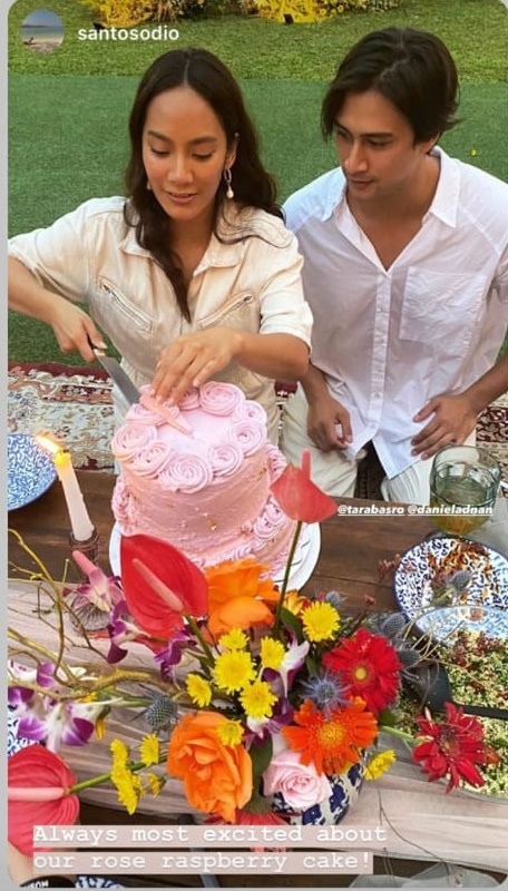 10 Potret resepsi pernikahan Tara Basro dan Daniel Adnan, pesta kebun