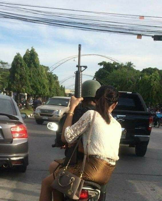 10 Momen absurd cewek di jalan ini bikin gagal paham