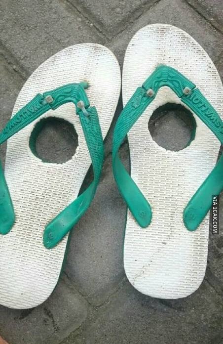 10 Ide kreatif bikin sandal jepit ini bikin pengen tepuk jidat