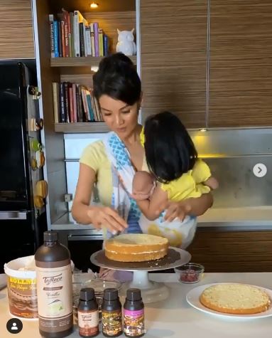 10 Potret Farah Quinn bikin kue sambil gendong anak, lihai banget