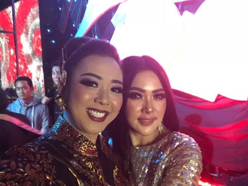 Bukan saudara, 9 pasang seleb cantik ini parasnya mirip pol