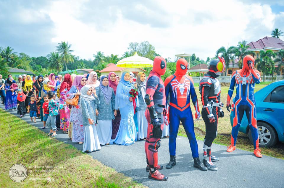Viral kisah 4 kakak pakai kostum superhero antar adik perempuan nikah