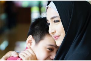 10 Momen Cindy Fatikasari bareng putranya yang berkebutuhan khusus