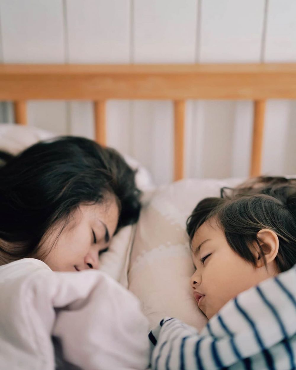 10 Seleb ini bagikan potret pasangan saat tidur, usil tapi sweet