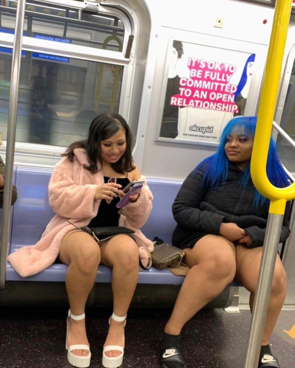 12 Momen kebetulan mirip model poster ini bikin kamu nyengir