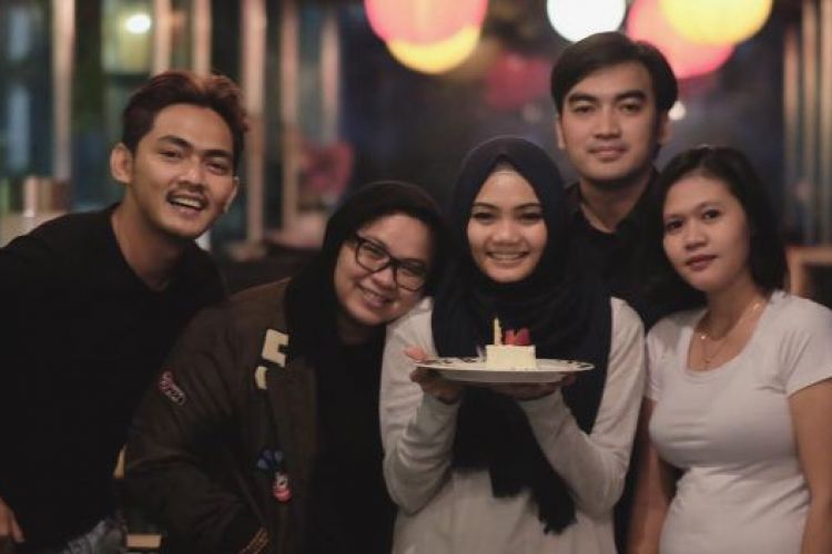 Momen ultah 5 seleb dapat kejutan dari mantan, penuh kehangatan