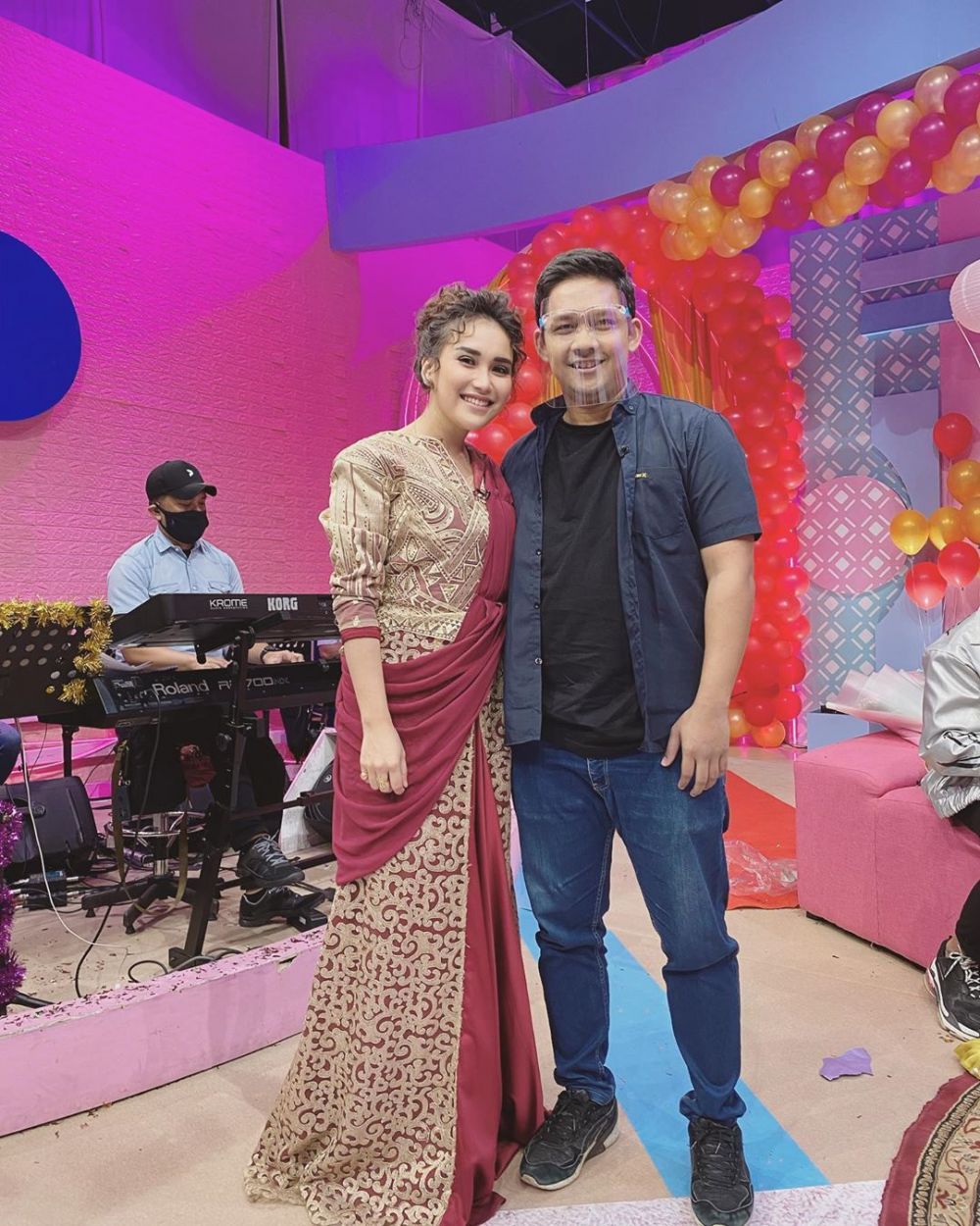 Momen ultah 5 seleb dapat kejutan dari mantan, penuh kehangatan