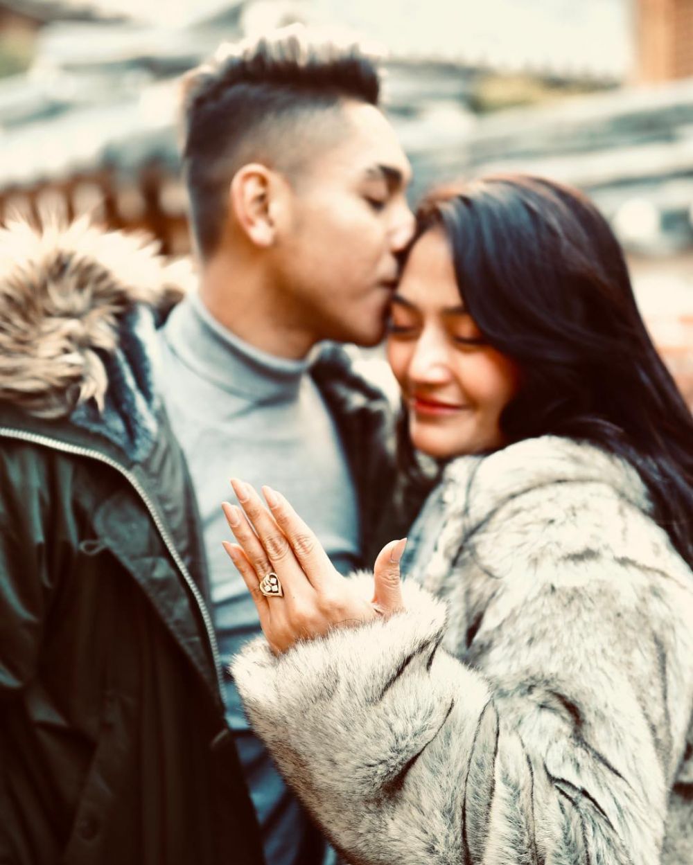 10 Seleb cantik ini dilamar kekasih saat liburan di luar negeri, sweet