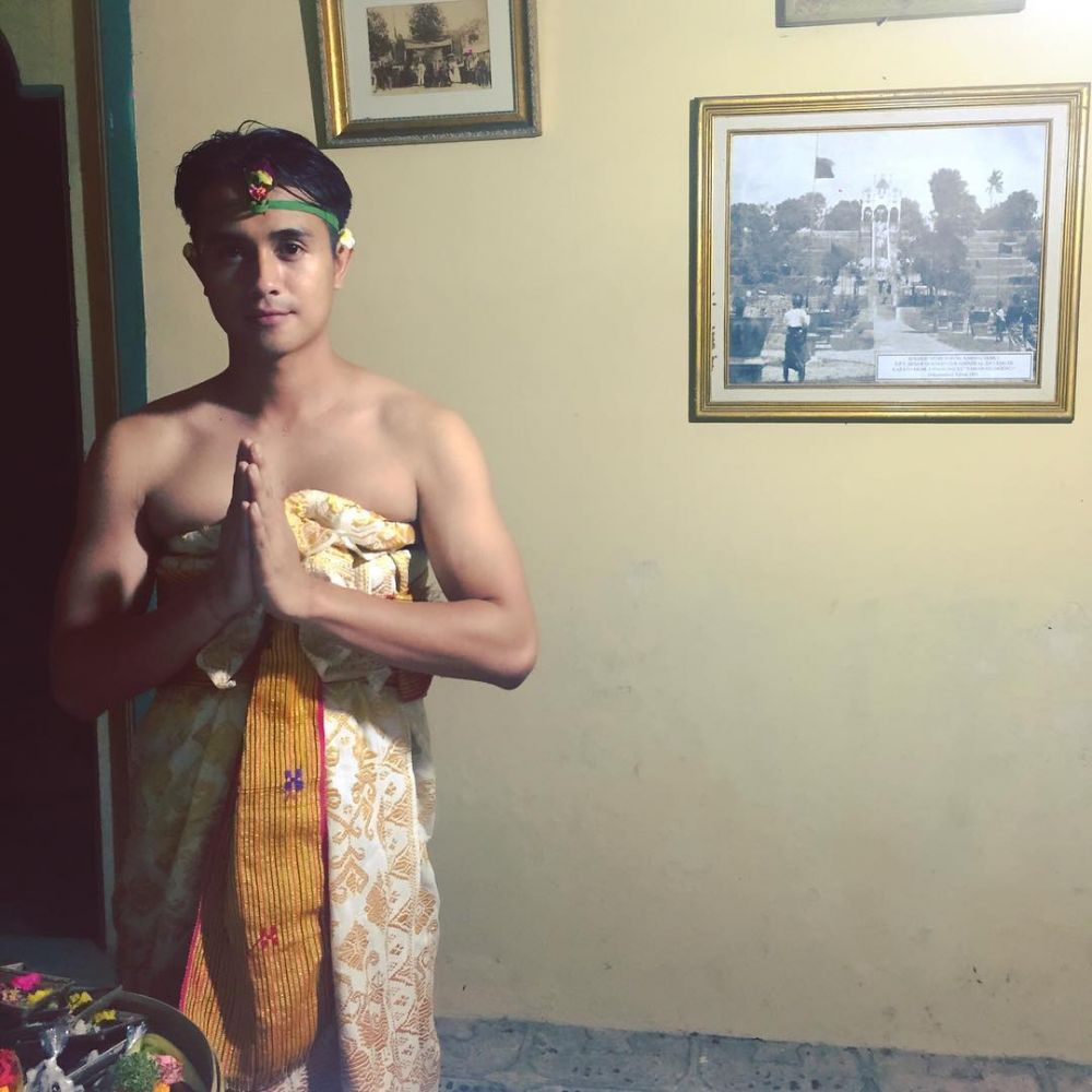 7 Potret Ajun Perwira kenakan baju adat Bali, memesona