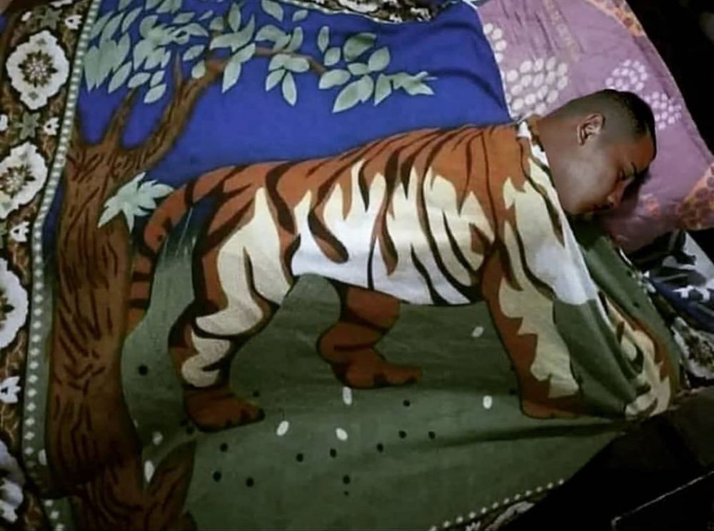 10 Momen lucu kamuflase bapak-bapak ini bikin lihat dua kali