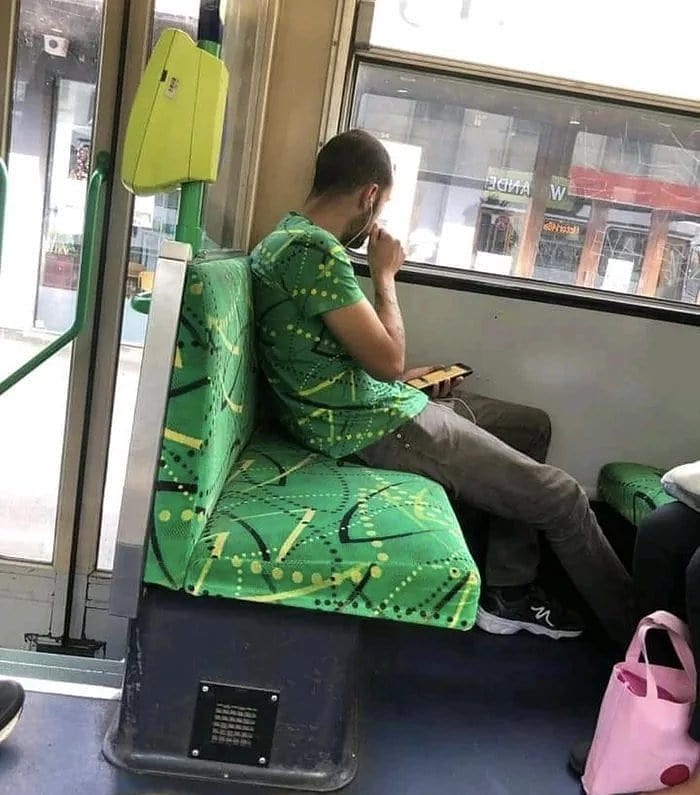 10 Momen lucu kamuflase bapak-bapak ini bikin lihat dua kali