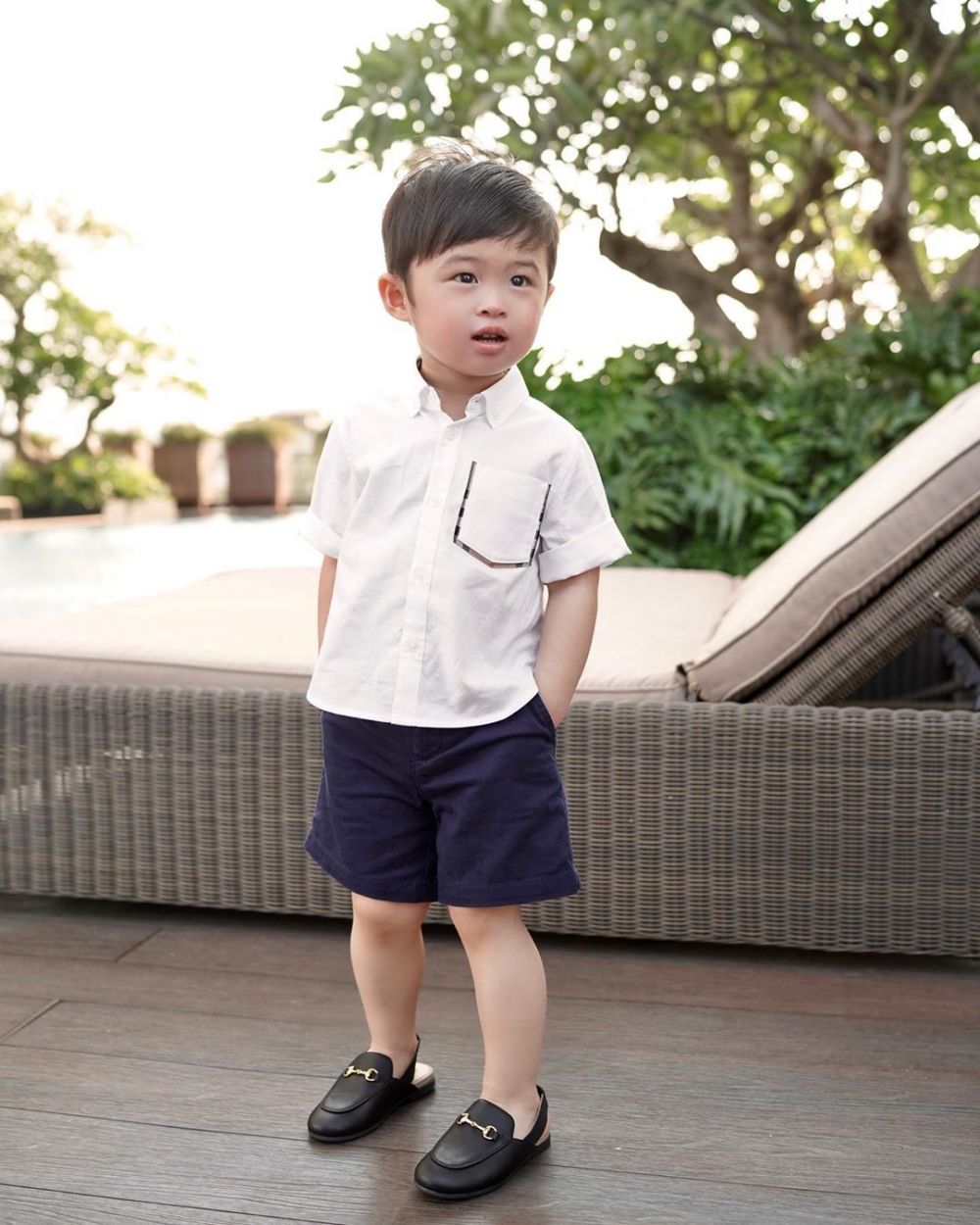 10 Pose Raphael Moeis bak orang dewasa, sepatunya jadi sorotan