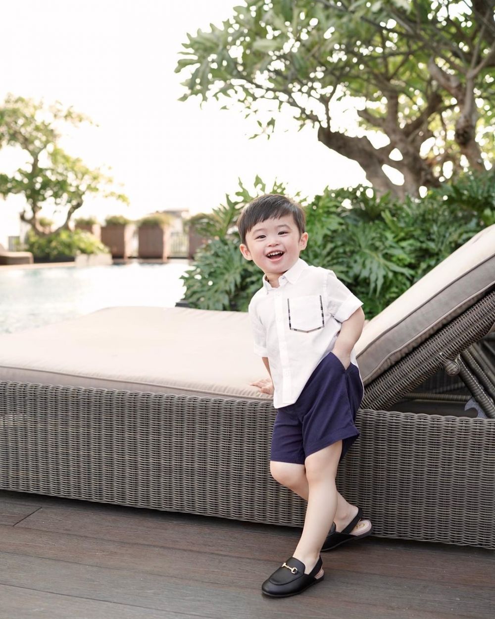 10 Pose Raphael Moeis bak orang dewasa, sepatunya jadi sorotan