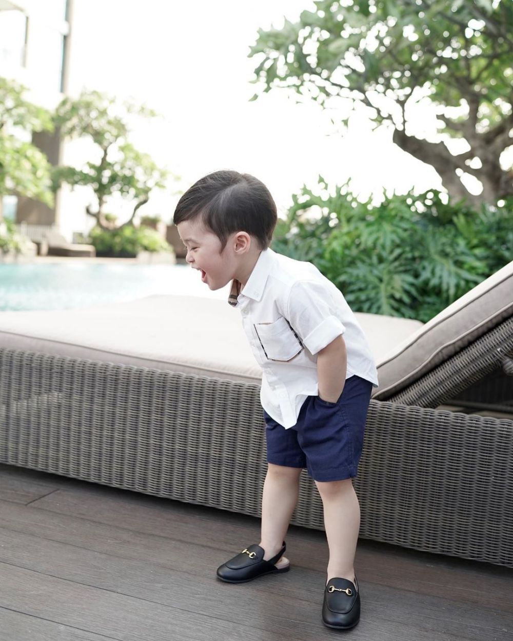 10 Pose Raphael Moeis bak orang dewasa, sepatunya jadi sorotan