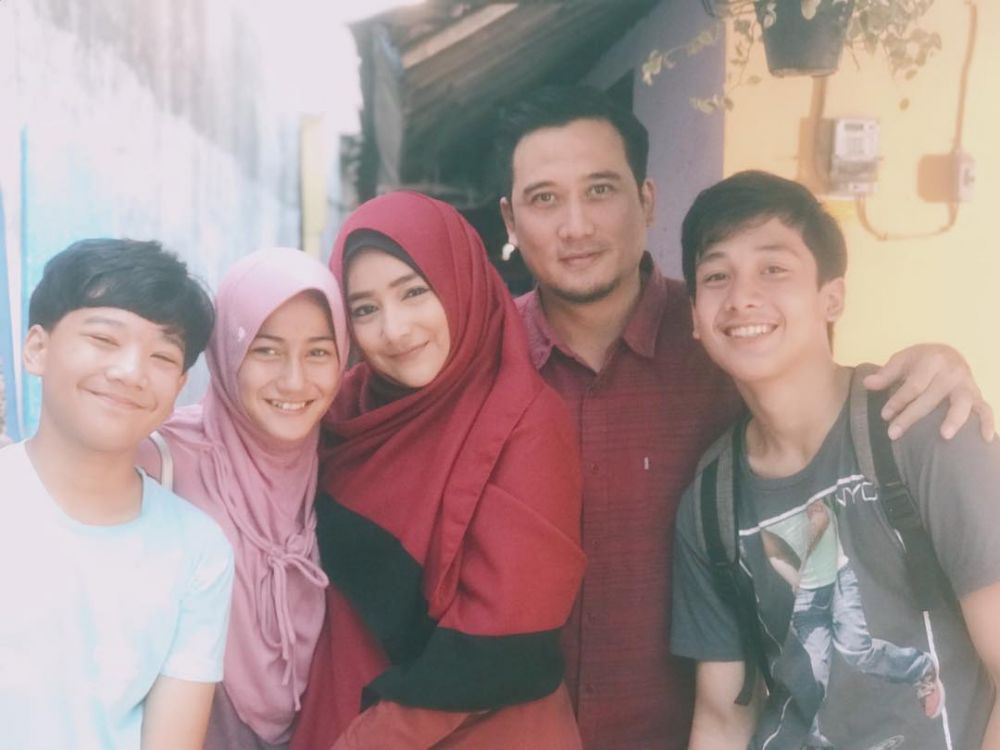 10 Potret keseruan keluarga Ferdi TOP di luar syuting