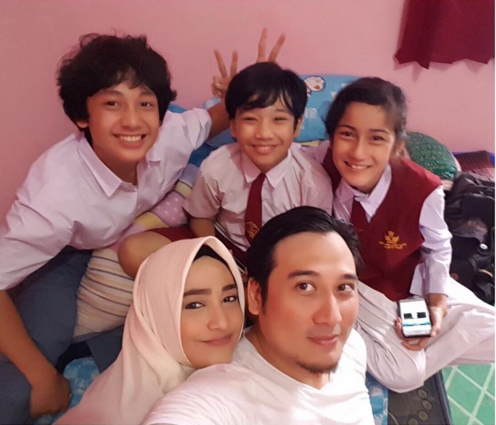 10 Potret keseruan keluarga Ferdi TOP di luar syuting
