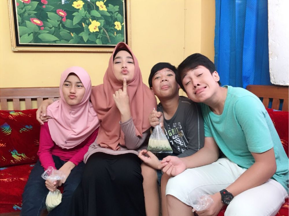 10 Potret keseruan keluarga Ferdi TOP di luar syuting