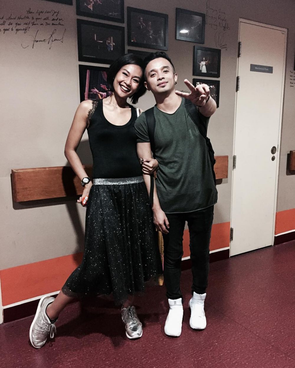 10 Seleb selalu tampak awet muda, meski usia lebih tua dari suami