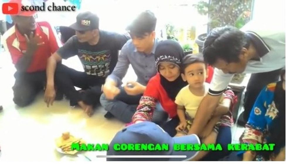 7 Potret gaya hidup sederhana Ariel Noah, nggak gengsi jajan di warteg