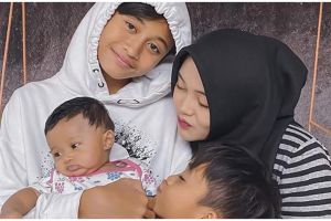 7 Momen akrab Rizky Febian & Putri Delina bareng anak mendiang Lina