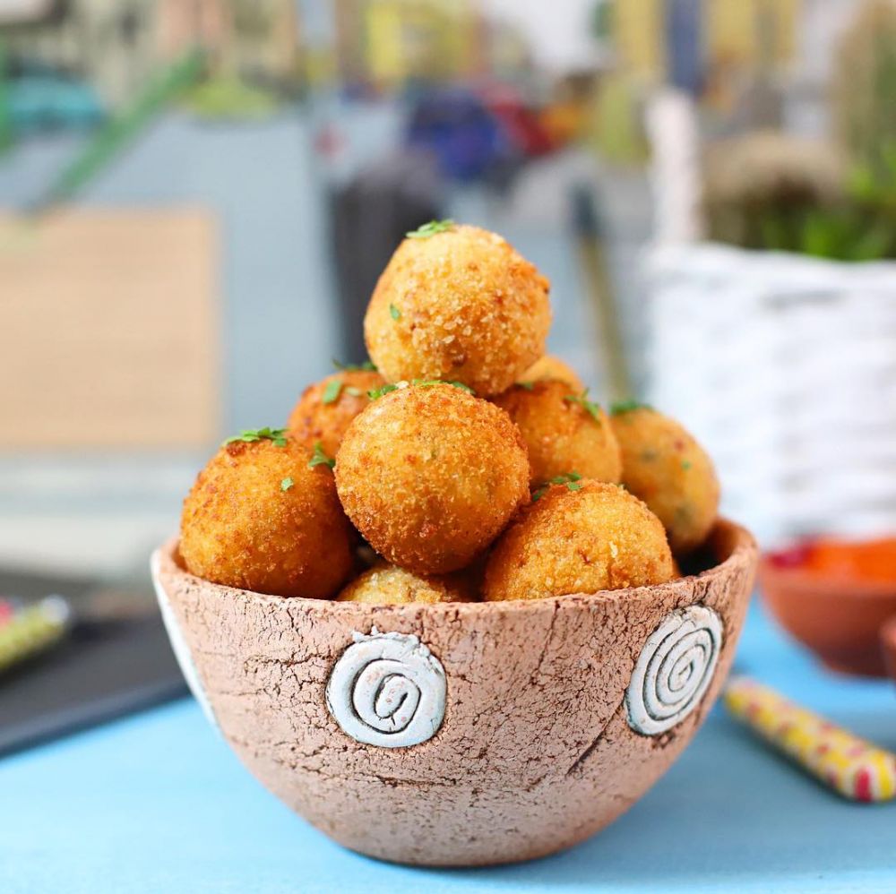 12 Resep jajanan keju paling enak, sehat, istimewa, & mudah dibuat