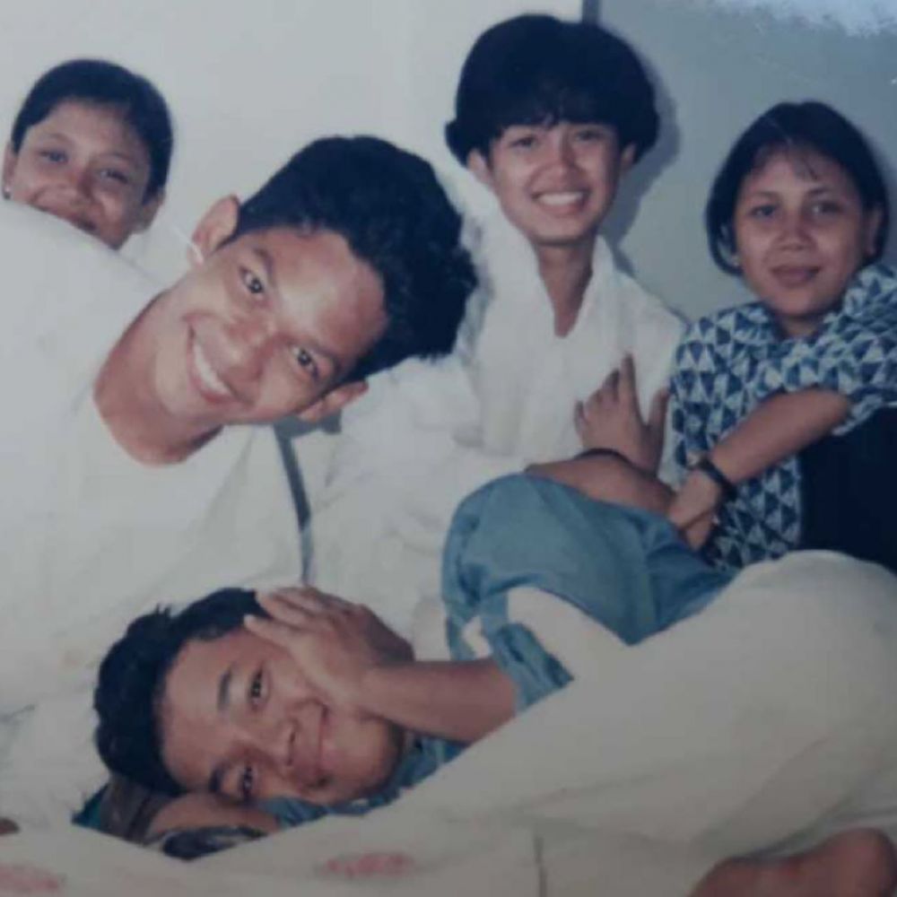 6 Potret masa kecil Ussy Sulistiawaty, gaya rambutnya ikonik