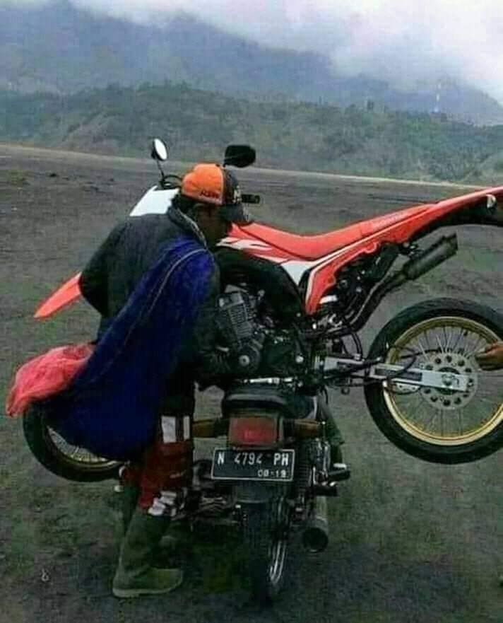9 Potret bukti ketangguhan motor jadul, bisa angkut roda dua
