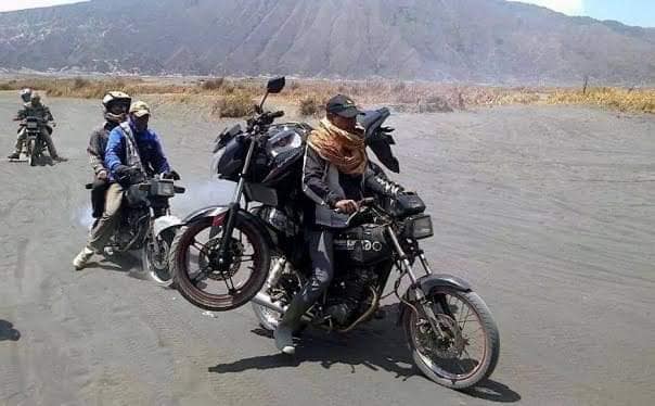 9 Potret bukti ketangguhan motor jadul, bisa angkut roda dua