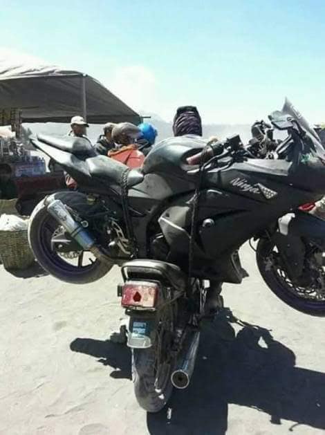 9 Potret bukti ketangguhan motor jadul, bisa angkut roda dua