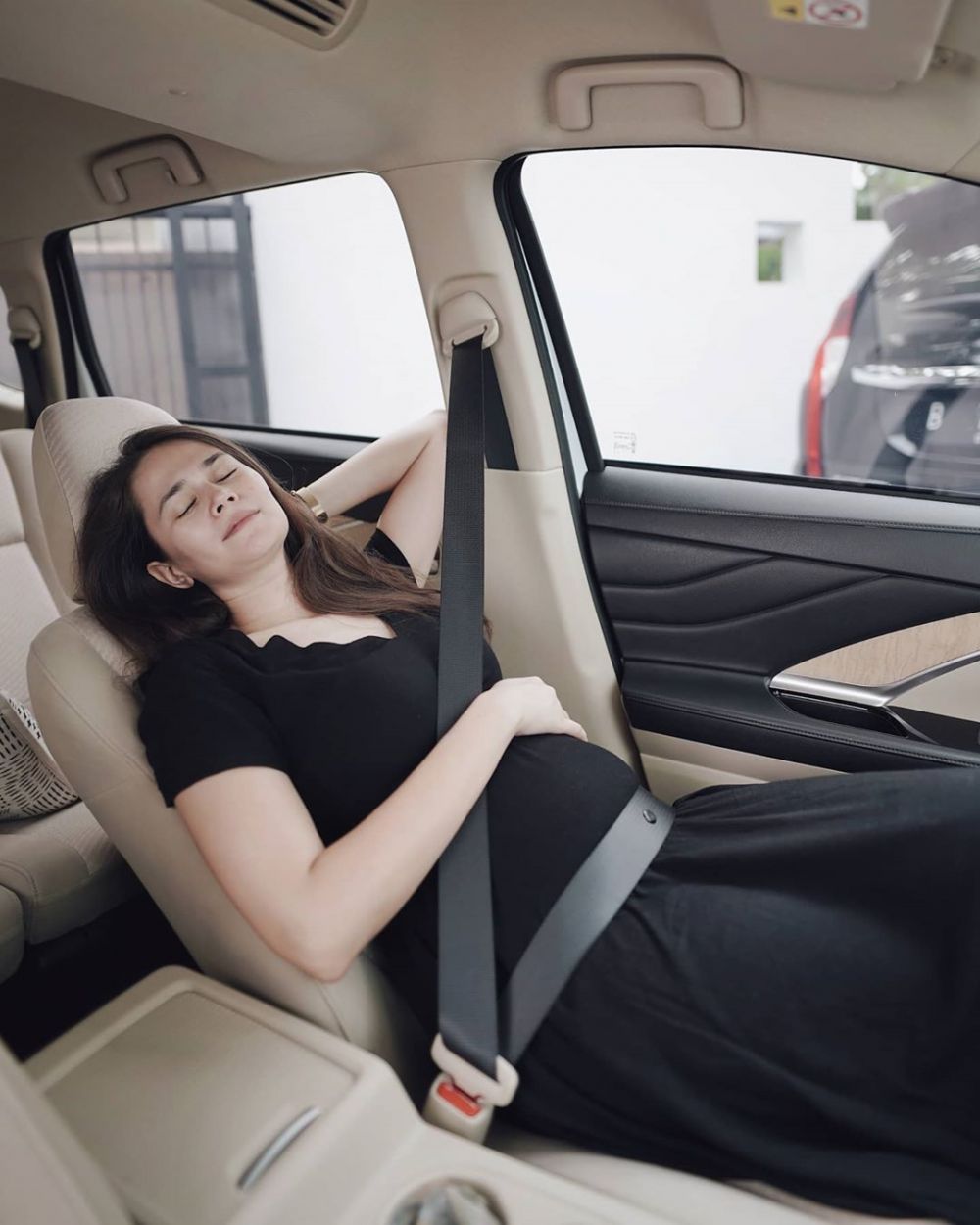 8 Potret baby bump Sabai Morscheck hamil anak kedua, gayanya sederhana