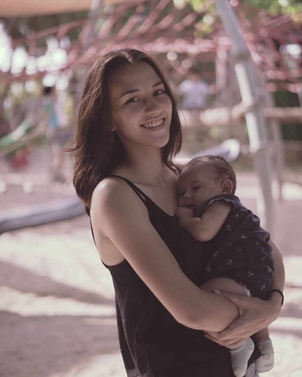 Pesona 6 seleb berdarah Amerika Serikat, ada Sandrinna Michelle