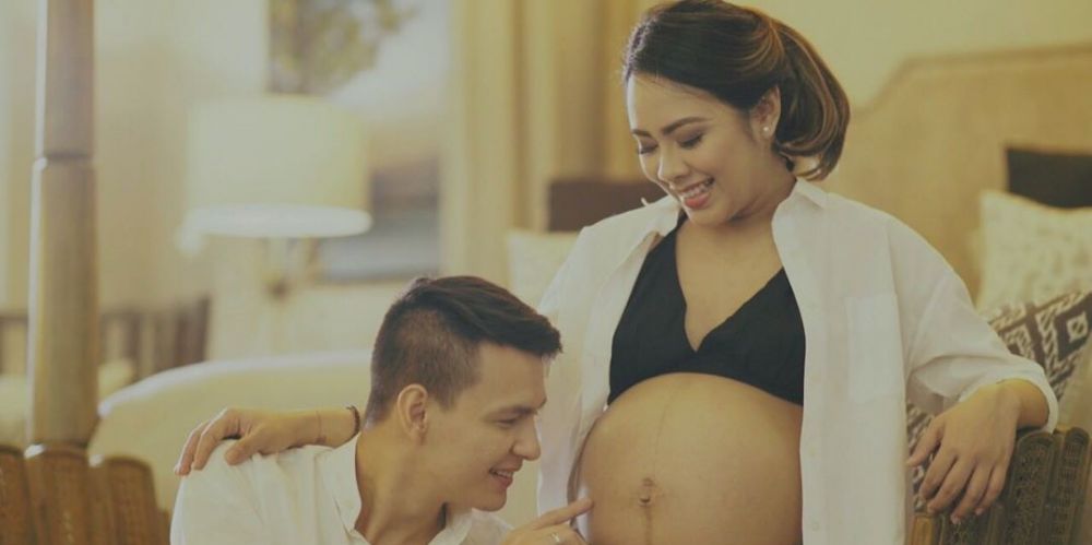 9 Potret maternity Nabila Faisal & Marcell Darwin, classy abis