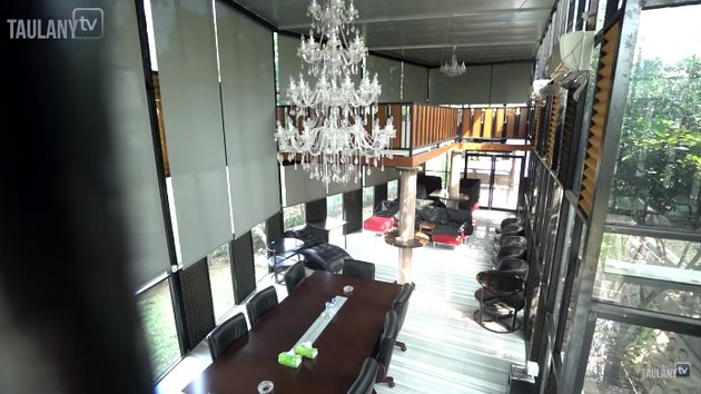 12 Potret rumah mewah Aleta Molly, ada badan pesawat parkir di halaman