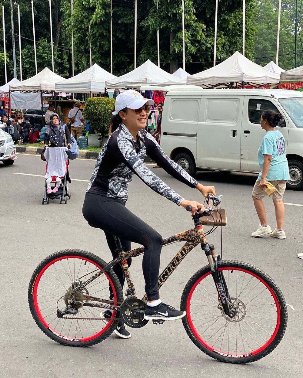 Bukan seli atau road bike, 5 seleb ini pilih gowes pakai MTB