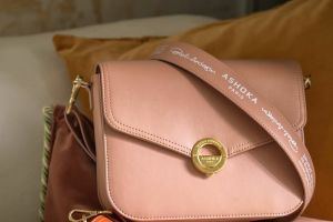 Unik, tas ini terbuat dari kulit apel dan limbah plastik