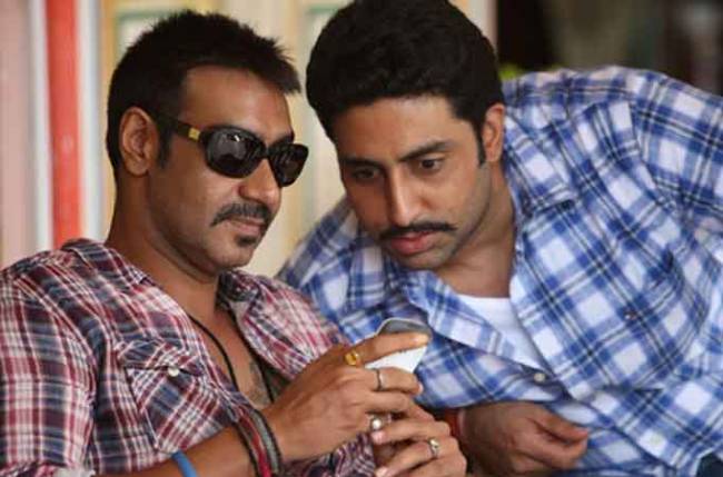 8 Foto kedekatan Ajay Devgn & Abhishek Bachchan, bak saudara kandung