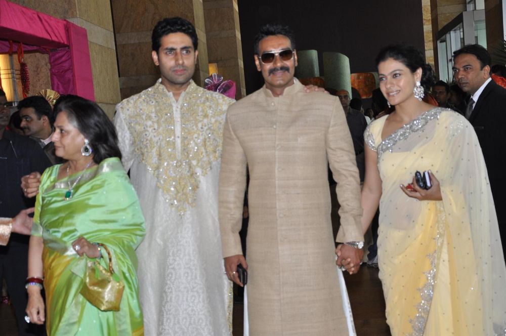 8 Foto kedekatan Ajay Devgn & Abhishek Bachchan, bak saudara kandung