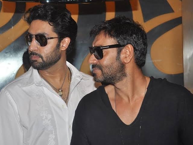 8 Foto kedekatan Ajay Devgn & Abhishek Bachchan, bak saudara kandung