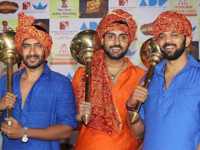 8 Foto kedekatan Ajay Devgn & Abhishek Bachchan, bak saudara kandung