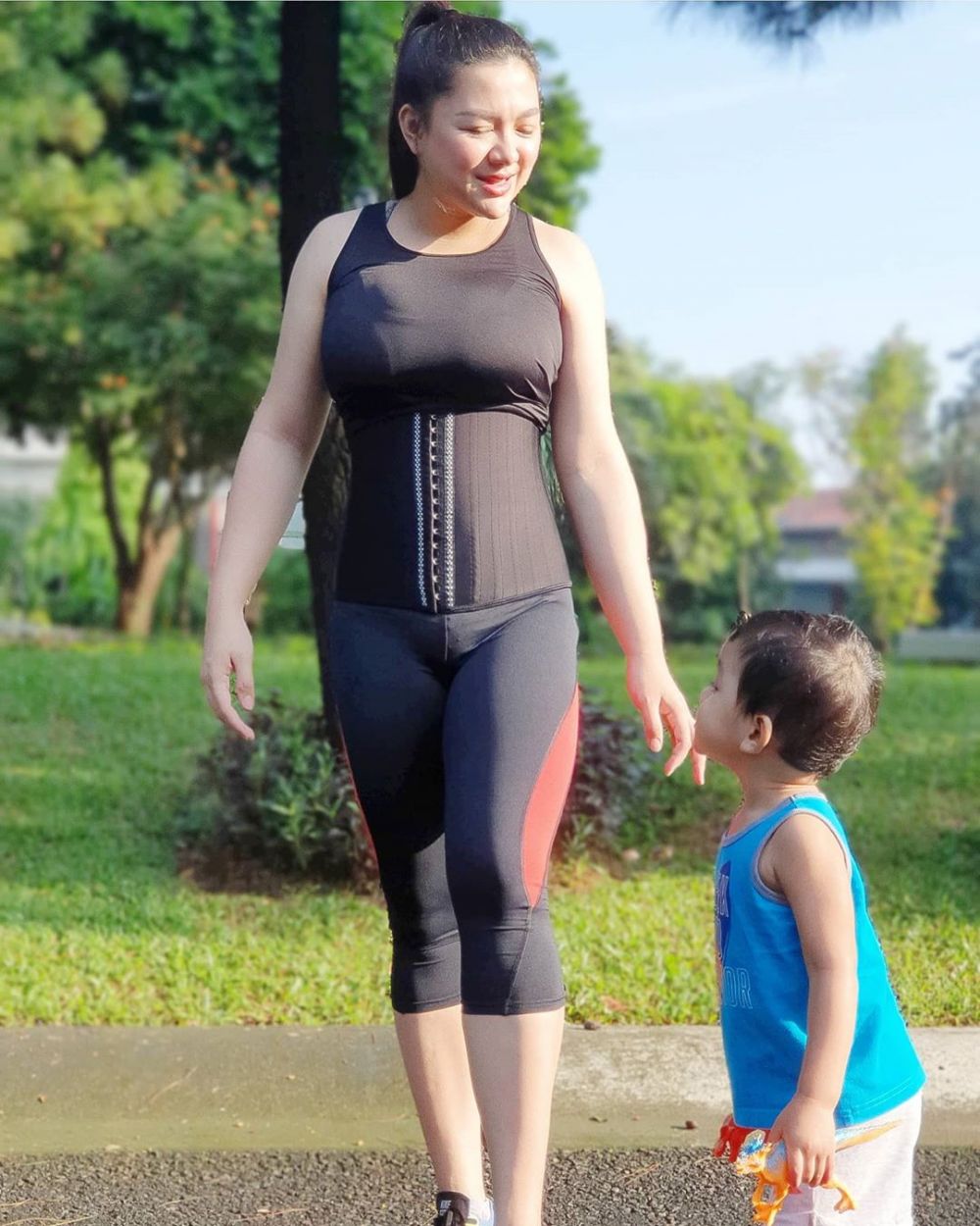 10 Potret terbaru Vicky Shu setelah diet, berat badan turun 18 kg